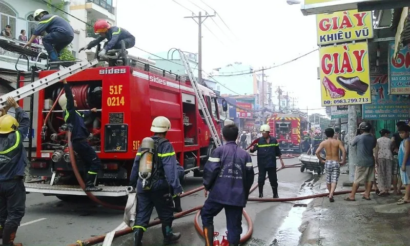 Sau khoảng 30 phút, đám cháy đã được khống chế. 